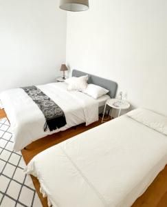 twee bedden naast elkaar in een slaapkamer bij Lake View Homestay with Private Room and Bathroom in Châtillon