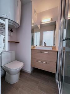 une salle de bains avec toilettes et lavabo dans l'établissement Zenitude Corniche charmant studio cabine vue mer, à Sète