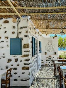 un ristorante con un muro con le conchiglie di Gerani Studios a Astypalaia Town