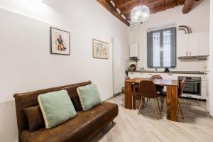 ein Wohnzimmer mit einem Sofa und einem Tisch in der Unterkunft Homeby - Apartment Anna Maria in Corsico