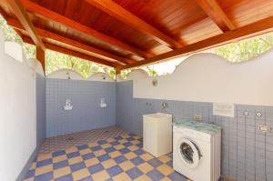 una lavanderia con lavatrice e asciugatrice di Residence L'Uliveto a Mattinata