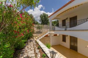 una villa con scala che conduce a una casa di Residence L'Uliveto a Mattinata