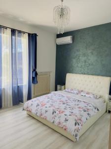 1 dormitorio con cama y lámpara de araña en Nido di tranquillità, en San Mauro Pascoli