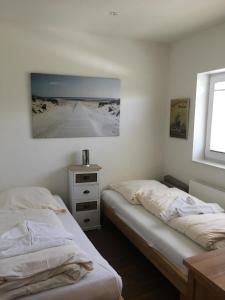 Postel nebo postele na pokoji v ubytování Ferienhaus in Dorumer Neufeld mit Grill, Garten und Terrasse
