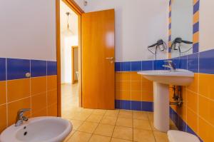 un bagno con lavandino e WC di Residence L'Uliveto a Mattinata Altre 43 foto