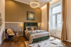 Una cama o camas en una habitación de High-end Luxurious Quentin Residence in the Heart of Budapest