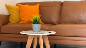 un tavolo con una pianta sopra, accanto a un divano di Apartments Kvarner a Malinska