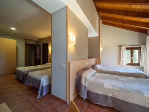 sypialnia z 2 łóżkami w pokoju w obiekcie Casa Cambra w mieście Aínsa