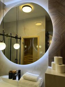 Phòng tắm tại Family & Business Sauna Apartments No7 Złota Centrum VIP Unikat SPA - 3 Bedroom with Private Sauna, Jacuzzi, Balcony, Parking -Piękny Apartament +144 ảnh