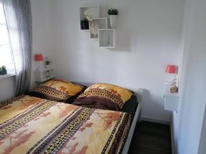 1 dormitorio con 1 cama y 2 almohadas en Ferienhaus in Erlbach mit Grill und Terrasse, en Erlbach