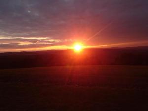 Východ nebo západ slunce při pohledu z prázdninového domu nebo okolí