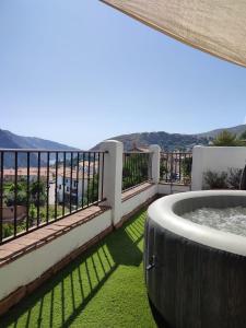 bañera de hidromasaje en el balcón de un edificio en Casa Rural Arroyo de la Greda en Güéjar-Sierra
