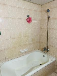 Phòng tắm tại Chic Comfort-Your Stylishly Furnished Retreat +11 ảnh