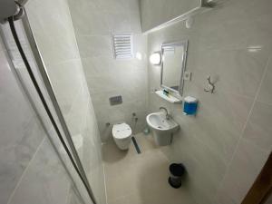 ein weißes Badezimmer mit Waschbecken und Toilette in der Unterkunft Acer Güneş Otel in Didim