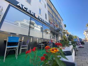 ein Gebäude mit einem großen Fenster und einem Kreuzfahrtschiff darin in der Unterkunft Acer Güneş Otel in Didim + 9 Fotos