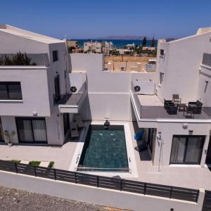 Bazén v ubytování Elegant Stylish Villas with Shared Pool in Crete nebo v jeho okolí