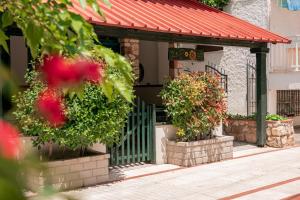 um edifício com um portão e flores em frente em Sante em Kallithea Halkidikis
