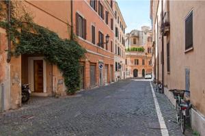una calle vacía en un callejón entre edificios en La casa di Remo, en Roma