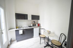 Kuchyňa alebo kuchynka v ubytovaní Villa Vichéia - Appartement 13