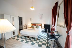 um quarto com uma cama e um piso em xadrez em Villa Vichéia - Appartement 13 em Vichy