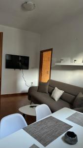 TV a/nebo společenská místnost v ubytování Peçi Apartments Gjirokastër