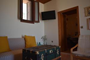 TV a/nebo společenská místnost v ubytování Lithos House + 37 fotografií