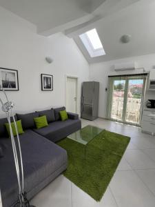 sala de estar con sofá y mesa de cristal en Sunce apartments en Grebaštica