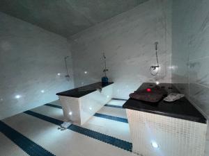 a room with a bath tub in a white room at HAMILTON Agadir in Agadir