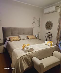 - une chambre avec un grand lit et des serviettes dans l'établissement Le Stanze di Morgana intero appartam. Monterotondo, à Monterotondo