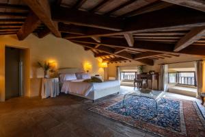 1 dormitorio con 1 cama y 1 mesa en una habitación en Palazzo Viviani Castello di Montegridolfo en Montegridolfo