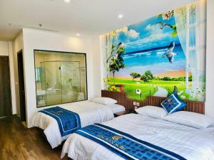 Llit o llits en una habitació de Hồng Ngọc Hotel
