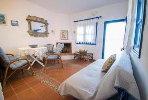 Μια τηλεόραση ή/και κέντρο ψυχαγωγίας στο Cycladic stone house by the sea