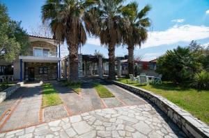 Κήπος έξω από το Cycladic stone house by the sea