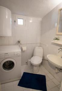 Ένα μπάνιο στο Cycladic stone house by the sea +14 φωτογραφίες