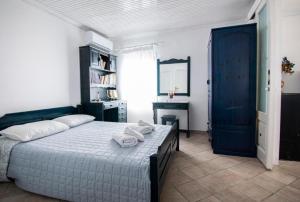 Ένα ή περισσότερα κρεβάτια σε δωμάτιο στο Cycladic stone house by the sea