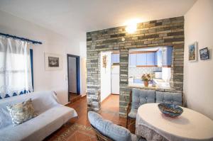 Χώρος καθιστικού στο Cycladic stone house by the sea