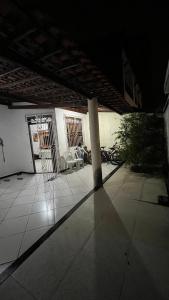 un patio con un pilastro e sedie in un edificio di Casa farolândia ad Aracaju