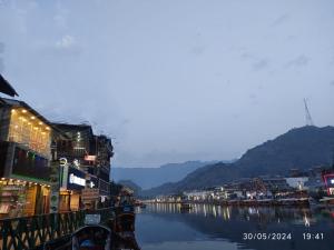 vista su un fiume con edifici e città di Dal Fog Guest House a Srinagar