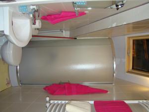 bagno con servizi igienici, lavandino e asciugamani rossi di Apartment Betlemi a Tbilisi City