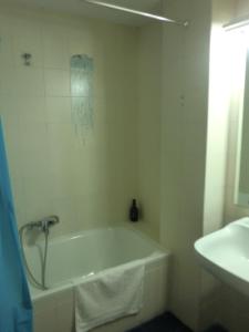 une salle de bain avec une baignoire et un lavabo dans l'établissement Piso La Pista Alcora, à Alcora 23 autres photos