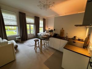 una cucina e un soggiorno con tavolo e sedie di W Y C K - E N D boutique b&b a Maastricht