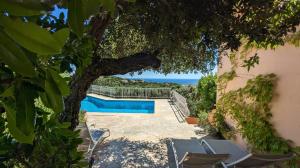 Вид на бассейн в Villa Les Trois Chênes, piscine privée & vue mer sur Golfe de Saint Tropez или окрестностях