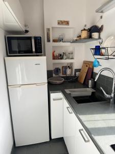 A kitchen or kitchenette at Appartamento con vista mare a Porto Santo Stefano