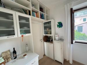 A kitchen or kitchenette at Appartamento con vista mare a Porto Santo Stefano