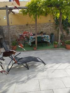 una escultura de metal de un pájaro en un patio en Casa rural El olivo, en Puigmoreno