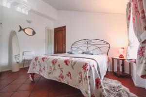 1 dormitorio con 1 cama en una habitación blanca en Mansarda Amore, en Cadenabbia
