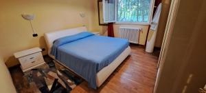 a small bedroom with a bed and a window at Domus Le Palme in Fano