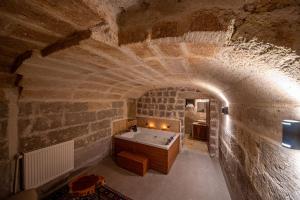 TV a/nebo společenská místnost v ubytování Kapalos Cave Hotel
