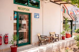un patio con sillas y una mesa fuera de un restaurante en Sante en Kallithea Halkidikis