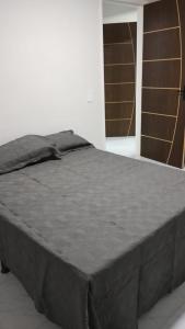 a bed in a bedroom with two closets at Condomínio Tribu 02 in Caruaru